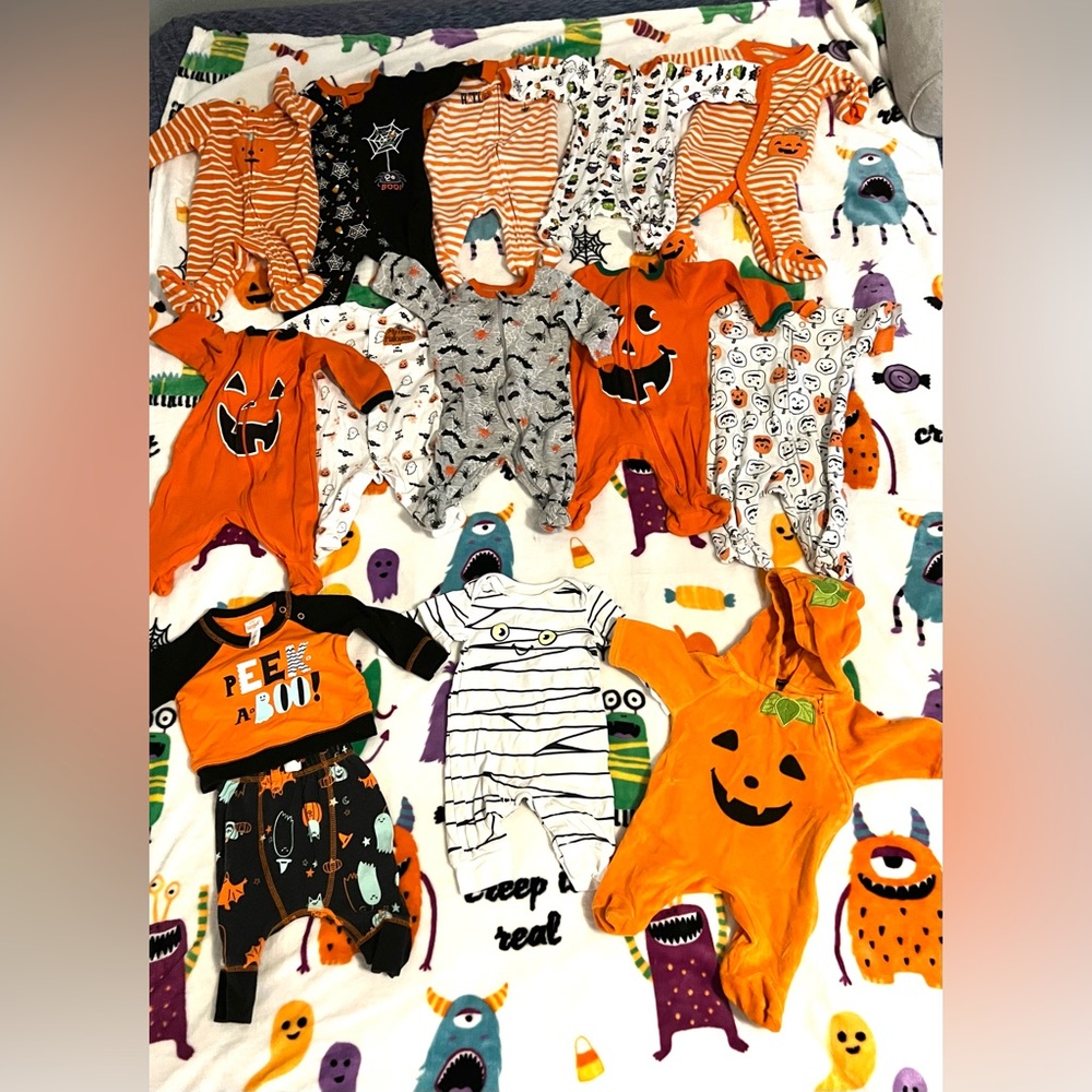 28 pieces Halloween baby nb-3 month.
13bodysuits,1hat,8shirts/onesies,6pants.